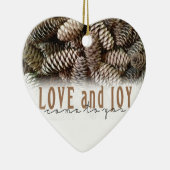 Rustikale Liebe und Joy Pine Cone Keramik Ornament (Rechts)