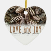 Rustikale Liebe und Joy Pine Cone Keramik Ornament (Vorne)