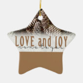 Rustikale Liebe und Joy Pine Cone Keramikornament (Vorne)