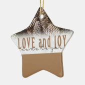 Rustikale Liebe und Joy Pine Cone Keramikornament (Links)