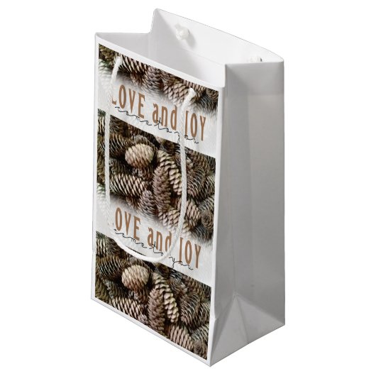 Rustikale Liebe und Joy Pine Cone Kleine Geschenktüte (Vorderseite Schrägansicht)