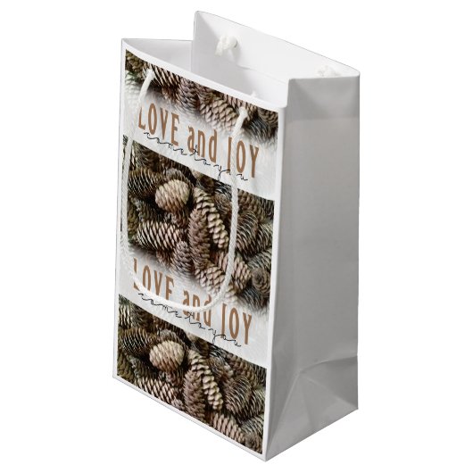 Rustikale Liebe und Joy Pine Cone Kleine Geschenktüte (Rückseite Schrägansicht)