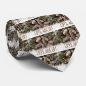 Rustikale Liebe und Joy Pine Cone Krawatte (Gerollt)