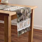 Rustikale Liebe und Joy Pine Cone Kurzer Tischläufer (Beispiel)