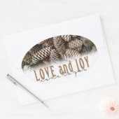 Rustikale Liebe und Joy Pine Cone Ovaler Aufkleber (Umschlag)