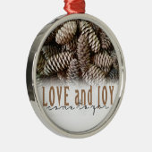 Rustikale Liebe und Joy Pine Cone Silbernes Ornament (Rechts)