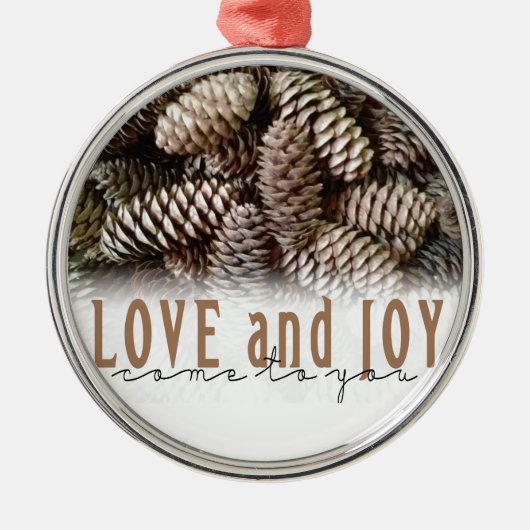 Rustikale Liebe und Joy Pine Cone Silbernes Ornament (Vorne)