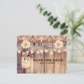 Rustikale Lighted Mason Jar & Daisies Save the Dat Ankündigungspostkarte (Stehend Vorderseite)