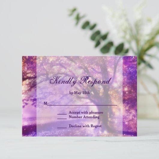 Rustikale Lila Eichenbaum-Hochzeitskarte RSVP Karte (Stehend Vorderseite)