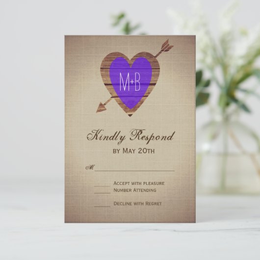 Rustikale Lila Heart Arrow Wedding RSVP Cards (Stehend Vorderseite)
