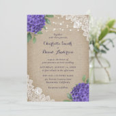 Rustikale Lila Hydrangea Burlap Lace Wedding Einladung (Stehend Vorderseite)