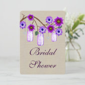 Rustikale Lila Mason Jars Bridal Dusche Einladung (Stehend Vorderseite)