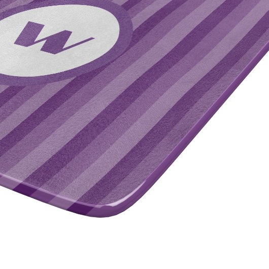 Rustikale Lila Monogramm und Streifen Schneidebrett (Ecke)