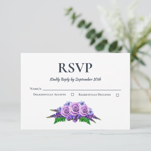 Rustikale Lila Rose Blumenhochzeit RSVP Karte (Stehend Vorderseite)