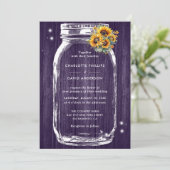 Rustikale Lila Sonnenblume Mason Jar Wedding Einladung (Stehend Vorderseite)