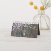 Rustikale Lila Wisteria Lace Lights Wood Wedding Platzkarte (Rückseite)