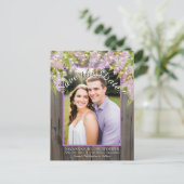 Rustikale Lilacs auf Holz Foto Hochzeit speichern  Ankündigungspostkarte (Stehend Vorderseite)