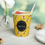 Rustikale Mama to Bee Baby Shower Paper Cup Pappbecher<br><div class="desc">Dieser Papierbecher ist perfekt geeignet für geschlechtsneutrale Babyduschen und Bienenbetten. Er ist mit einem süß rustikalen gemusterte an illustrierten Bienen und einem geschmolzenen Siegel mit leicht zu personalisierenden Texten ausgestattet.</div>