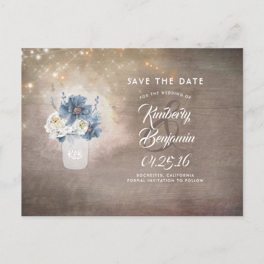 Rustikale Mason Dusty Blue Floral Save the Date Ankündigungspostkarte (Vorderseite)