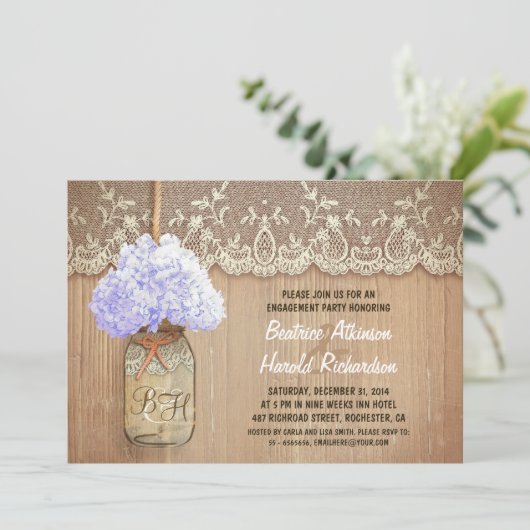 Rustikale Mason Jar Bluehydrangea Verlobungsparty Einladung (Stehend Vorderseite)