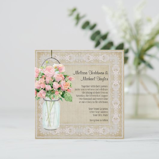 Rustikale Mason Jar Blush Pink Roses Bouquet Einladung (Stehend Vorderseite)