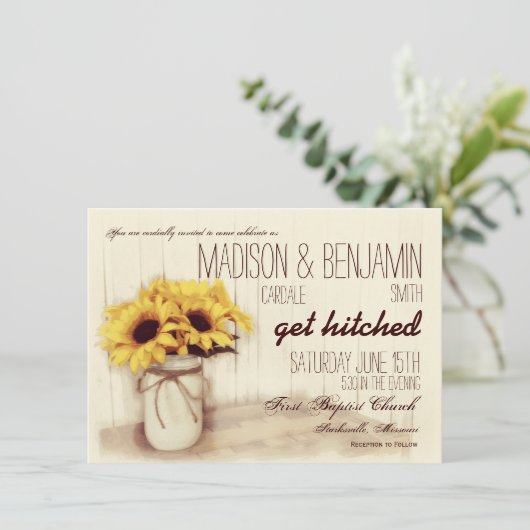 Rustikale Mason Jar Sonnenblumen Hochzeitsfeiern Einladung (Stehend Vorderseite)