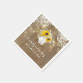 Rustikale Mason Jar und Sonnenblumen mit Gipskraut Serviette (Ecke)