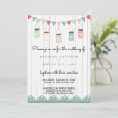 Rustikale Mason Jars String Lights on Wood Wedding Einladung (Stehend Vorderseite)