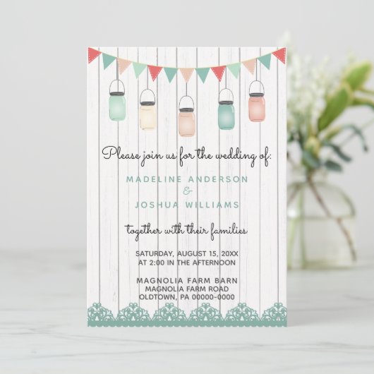 Rustikale Mason Jars String Lights on Wood Wedding Einladung (Stehend Vorderseite)