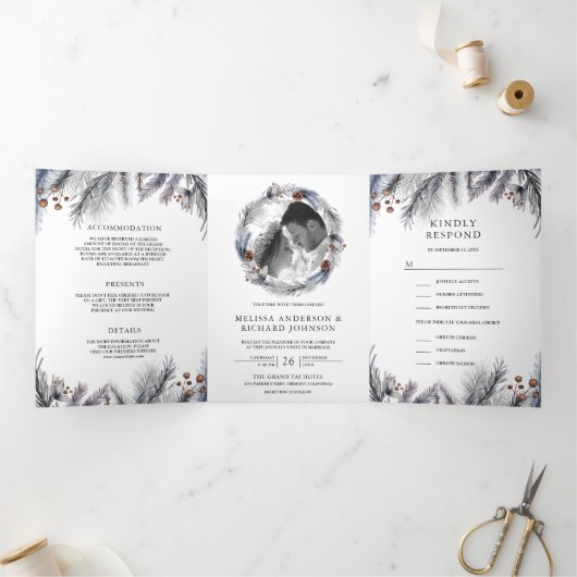 Rustikale Mattierte Pine-Blätter Winterhochzeit Dreifach Gefaltete Einladung (Innenseite)