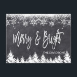 Rustikale Merry- und Bright-Karton-Typografie Ankündigungspostkarte<br><div class="desc">Elegantes Design mit einer eleganten,  modernen Typografie von "Merry and Bright" auf einem Kalkboard-Hintergrund mit Schneeflocken und Bäumen. Verwenden Sie das Tool Anpassen,  um Ihre Informationen,  Nachrichten hinzuzufügen. Mehr Ideen in meiner Weihnachts-Foto-Sammlung.</div>