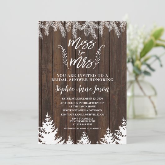 Rustikale Miss zu Mrs. Wood Pine Trees Brautparty Einladung (Stehend Vorderseite)