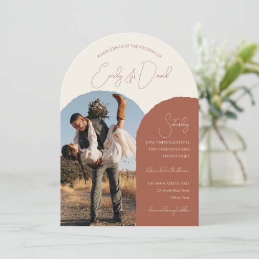 Rustikale Moderne Arche Terracotta Beige Foto Hoch Einladung (Stehend Vorderseite)