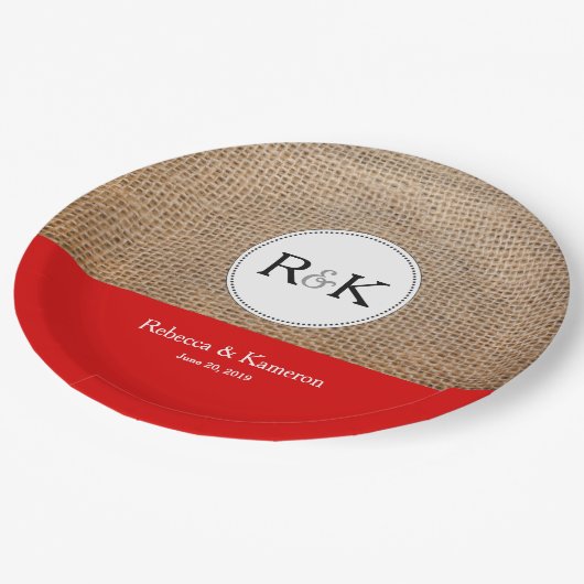 Rustikale Monogram Burlap und Red Wedding Pappteller (Schrägansicht)