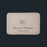 Rustikale Monogram & Names New Wedding Chic Badematte<br><div class="desc">Rustikale Monogram & Names Neugeborene Wedding Chic Bath Mat. Niedliche personalisierte, beige und graue mit Monogramm Badematte. Mit klassischer Schrift für den mit Monogramm Nachnamen Initial, und die Namen der Braut und Bräutigam und das Datum auf einem soliden, warmen beigen Hintergrund. Ein ideales Geschenk für frisch gezapfte, verlobte Paare oder...</div>