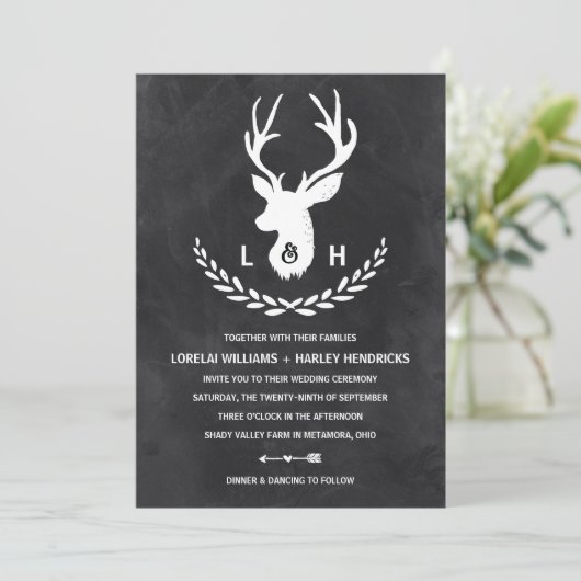 Rustikale Monogramm | Chalkboard Stag Wedding Einladung (Stehend Vorderseite)