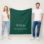 Rustikale monogramm Urlaub Grüne Decke<br><div class="desc">Als koordinierendes Stück der Rustic Monogram Kollektion von Lea Delaveris Design bietet diese Decke einen lebhaften und festlichen Jäger-grünen Hintergrund mit einem Monogramm, umgeben von Zweigen, mit einem Nachnamen und festem Datum. Matching Kissen vorhanden. Das ist eine schöne Feriendekoration, aber auch das ganze Jahr über. Kann auch eine große Hochzeit,...</div>