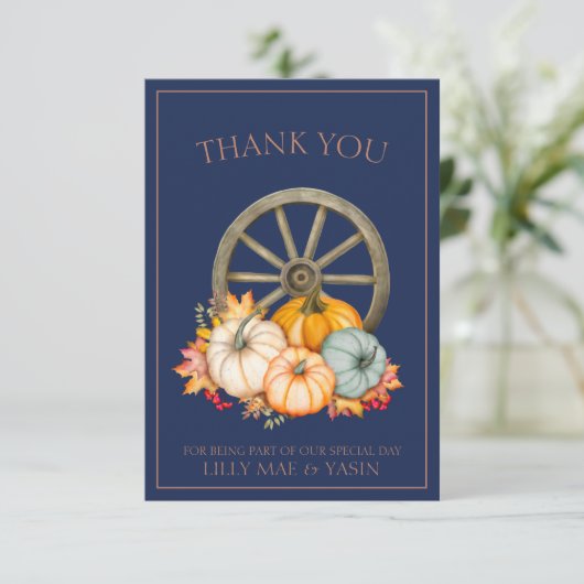 Rustikale Navy Blauer Herbst Pumpkins Hochzeit Dankeskarte (Stehend Vorderseite)