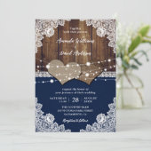 Rustikale Navy Blue Barn Wood Burlap Lace Wedding Einladung (Stehend Vorderseite)