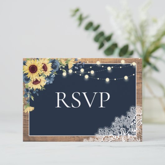 Rustikale Navy Blue Sonnenblumenblume Spitzen-Holz RSVP Karte (Stehend Vorderseite)