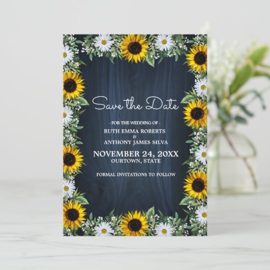 Rustikale Navy Blue Sunflower|Daisy Save the Date Einladung (Stehend Vorderseite)