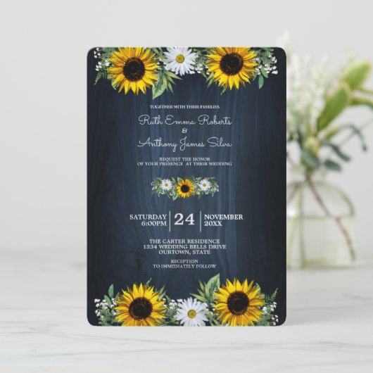 Rustikale Navy Blue Sunflower|Daisy Wedding Einladung (Stehend Vorderseite)