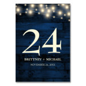 Rustikale Navy Blue-Wood-String-Light-Karte Tischnummer (Vorderseite)