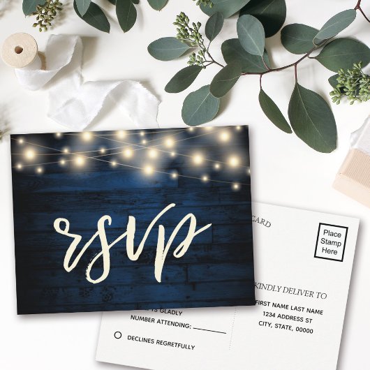 Rustikale Navy Blue Wood String Lights UAWG Einladungspostkarte