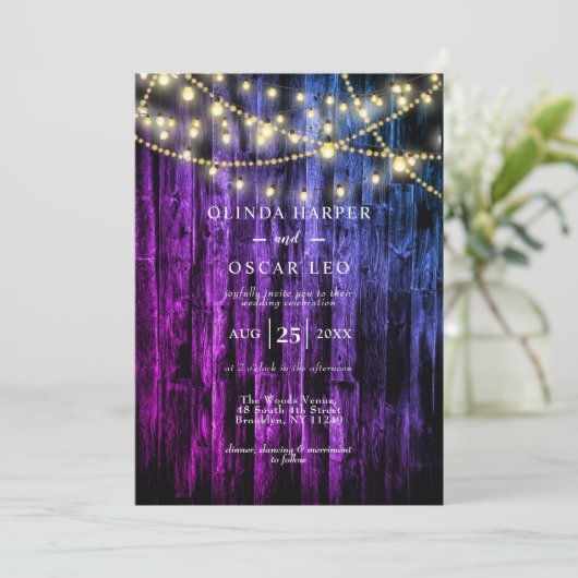 Rustikale Navy Blue Wood String Lights Wedding Inv Einladung (Stehend Vorderseite)