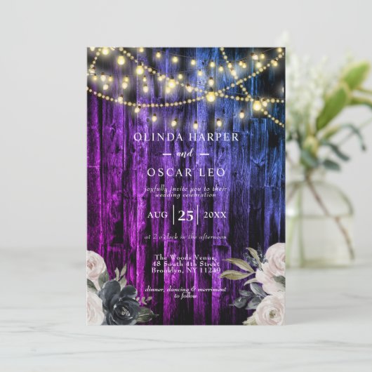 Rustikale Navy Blue Wood String Lights Wedding Inv Einladung (Stehend Vorderseite)