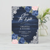 Rustikale Navy Blush Wood Lace Floral Wedding Save The Date (Stehend Vorderseite)
