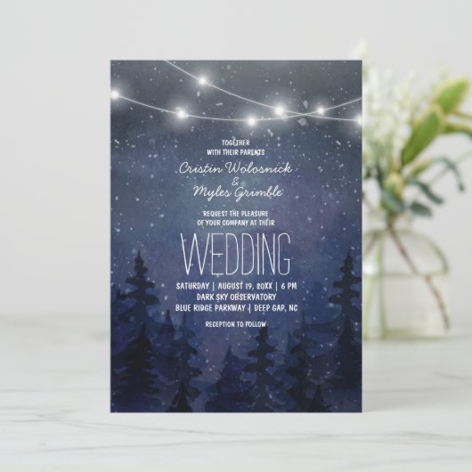 Rustikale Night Sky Forest Wedding | String Lights Einladung (Stehend Vorderseite)