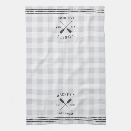 Rustikale Oars Kariertes Personalisiertes Seehaus Geschirrtuch (Vertikal)