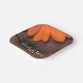 Rustikale Orange Daisy Barn Wood Country Wedding Pappteller (Gewinkelt)